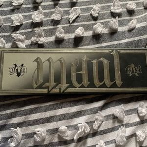 Kat Von D Makeup - Kay Von D Matte Metal Palette Kat Von D Makeup - Kay Von D Matte Metal Palette